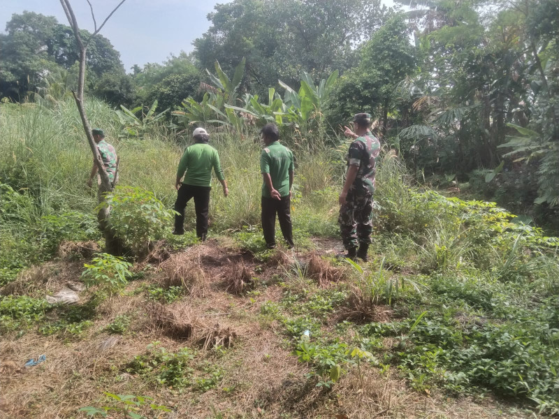 Sertu Sarju dan Koptu Togi Sitorus  Warga Binaannya & Tim Gabungan Patroli Di Kampung Perawang Barat Guna Antisipasi Karlahut