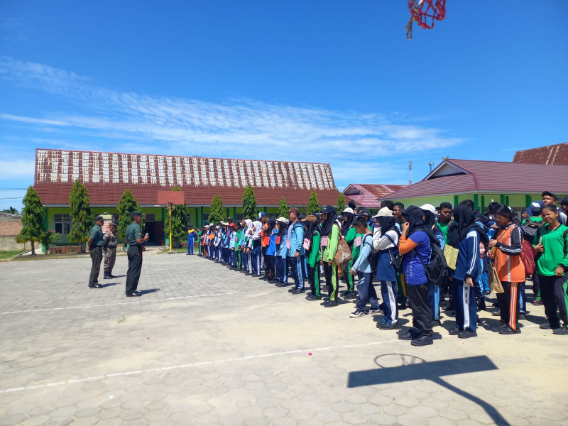 Tanamkan Bela Negara Dan Cinta Tanah Air, Anggota Koramil 04/Perawang Latih PBB Siswa Di SMAN 5 Tualang
