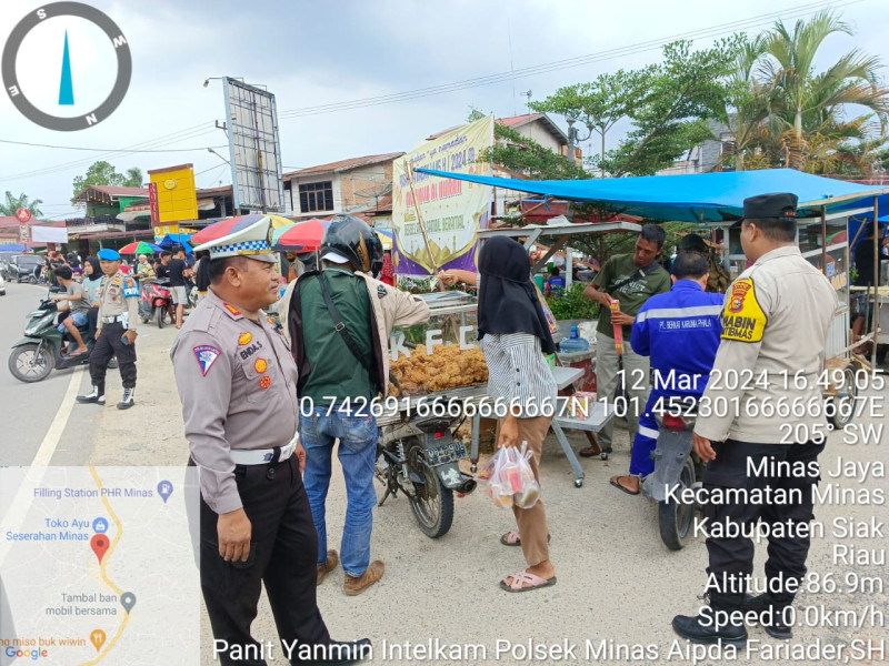Berikan Rasa Aman Bagi Warga Yang Berburu Takjil, Polsek Minas Lakukan Pengamanan & Pengaturan Lalin di Pasar Ramadhan
