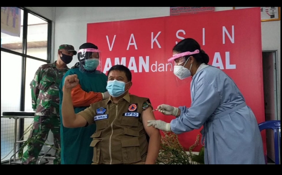 Sekda Rohul Penerima Pertama Dalam Pelaksanaan Vaksinasi Covid-19 Untuk Kabupaten Rohul