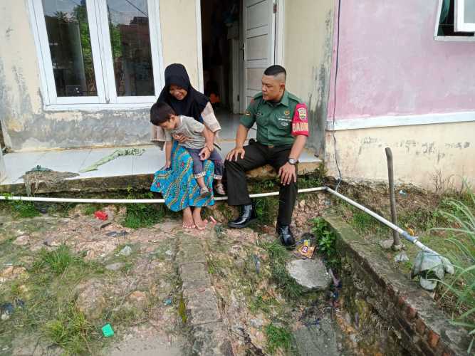 Babinsa Koramil 03/Minas Serda Dwi H.A, Lakukan Kunjungan & Berikan Bantuan Terhadap Anak Penderita Stunting di Kampung Minas Barat