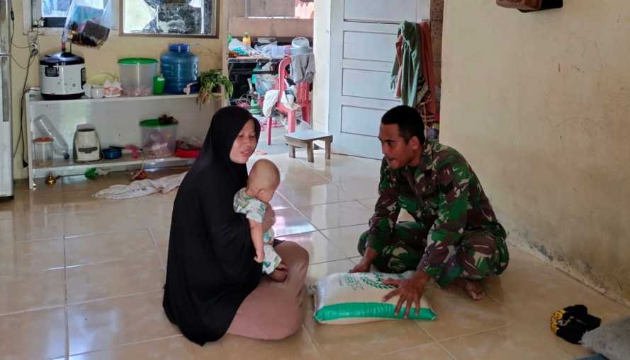 Serka Alif Babinsa Koramil 03 Minas, Lakukan Kunjungan dan Berikan Bantuan Terhadap Anak Penderita Stunting di Teluk Lancang