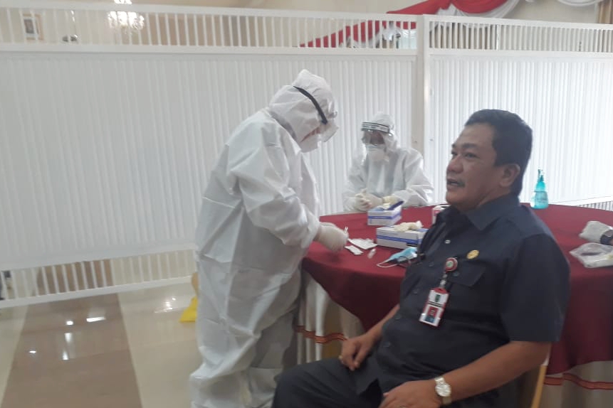 Jelang Pertemuan Dengan Presiden RI, Seluruh Bupati/Wali Kota di Riau Lakukan Tes Swab