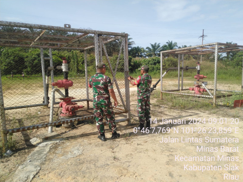 Giat Penguatan Binter SKK Migas di Area 3 PHR Minas, Dua Anggota Koramil 03/Minas Ini Patroli Hingga Lakukan Komsos