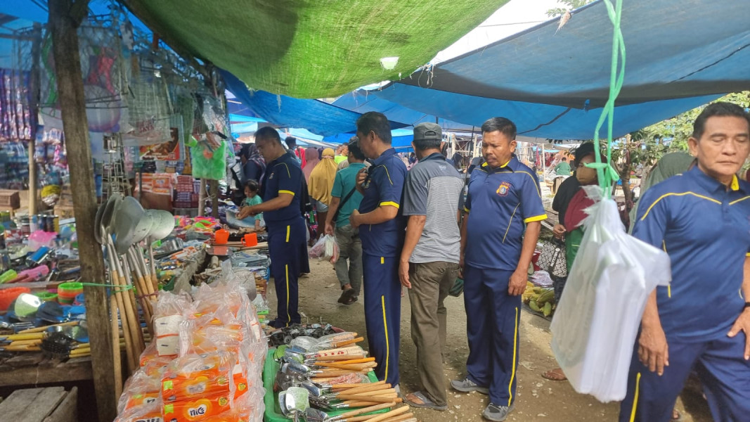 Kapolsek Kemuning Polres Inhil Lakukan Olahraga Pagi Sekaligus Patroli Jalan Kaki di Pasar Selensen 