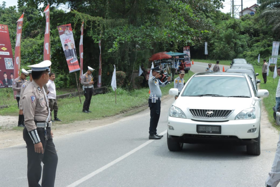 Urai Kemacetan Saat Pengantaran Paslon Bupati dan Wakil Bupati, Kasatlantas Polres Kampar Turun Tangan