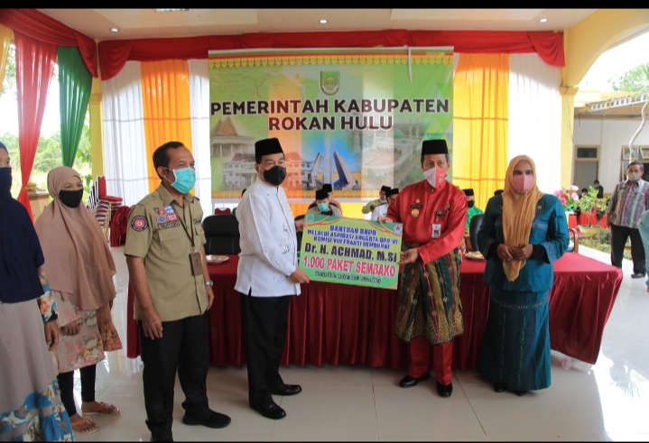 Drs.H.Achmad M.Si Salurkan Bansos 2000 Paket Sembako Untuk Korban Banjir di Rohul