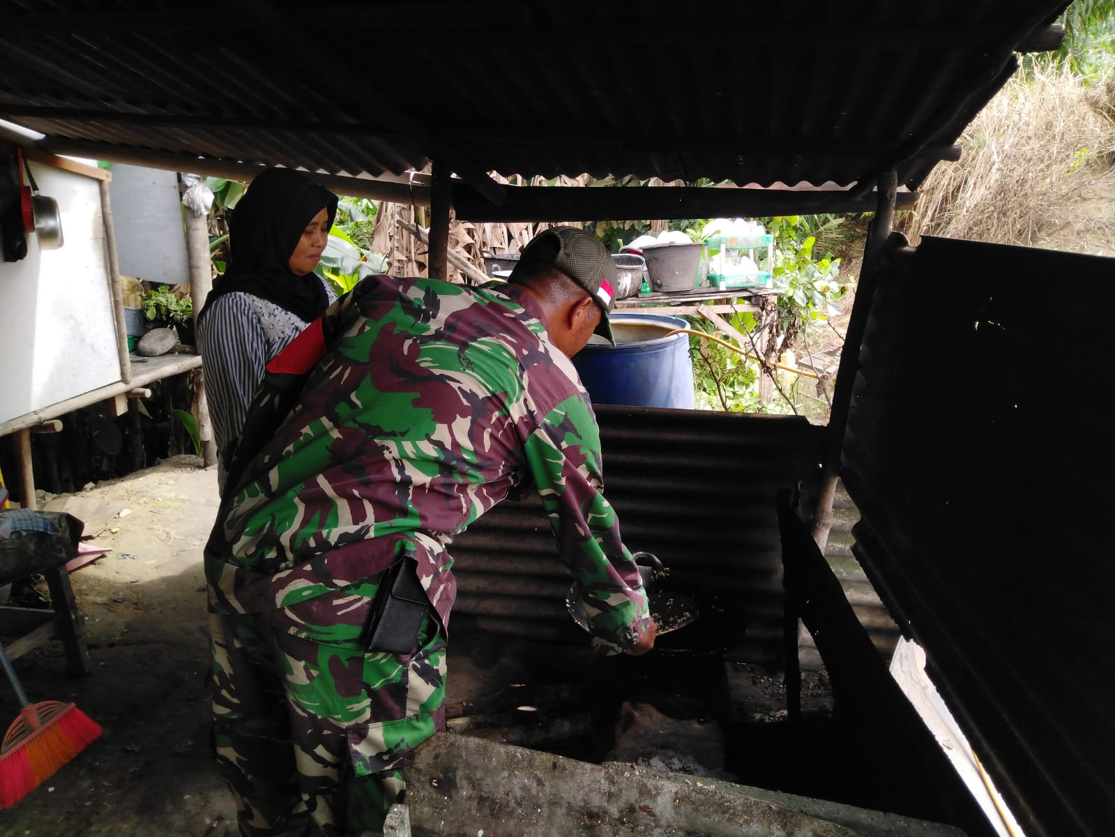 Serka Risman Girsang Anggota Koramil 03/Minas Kembali Lakukan Giat Babinsa Masuk Dapur di Kampung Sungai Selodang