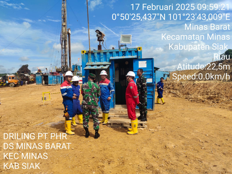 Babinsa Koramil 03/Minas Pantau Keamanan Lokasi Pengeboran Minyak di Wilayah Kerja PT PHR