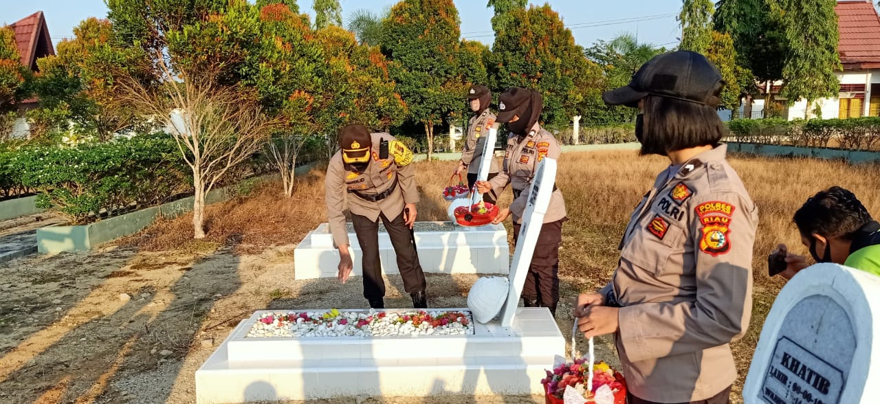 Jelang Hari Bhayangkara ke-74, Polres Kampar Gelar Upacara Ziarah dan Tabur Bunga di TMP