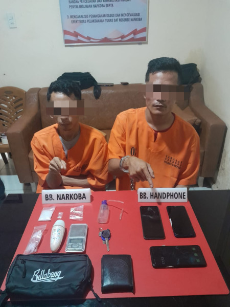 Satnarkoba Tangkap  2 Pelaku Narkoba di Desa Tanjung Berulak