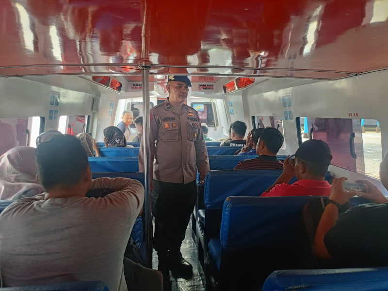 Satpolairud Polres Pelalawan Gelar Sosialisasi Kamtibmas di Kapal Penumpang, Jelang Pilkada 2024
