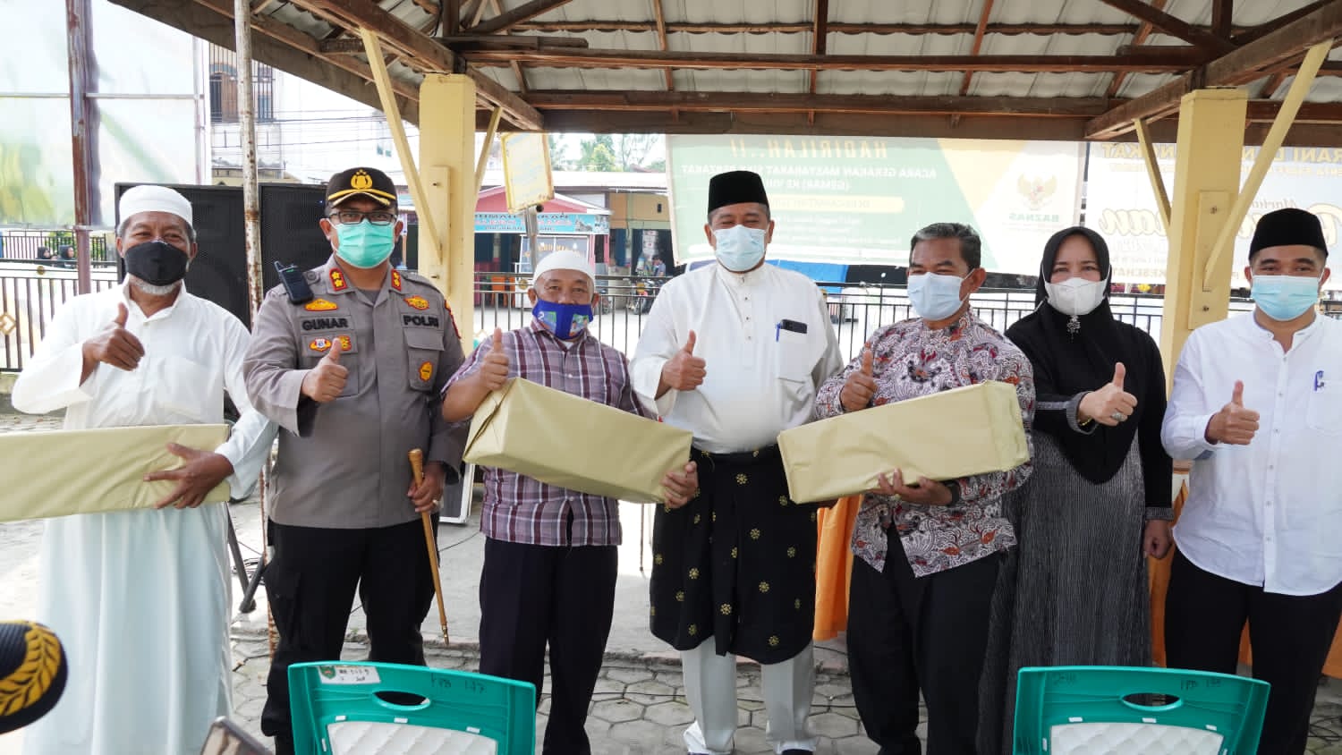 Kapolres Siak & Bupati Alfedri Berikan Bantuan Masker Kepada Seluruh Rumah Ibadah di Perawang Barat