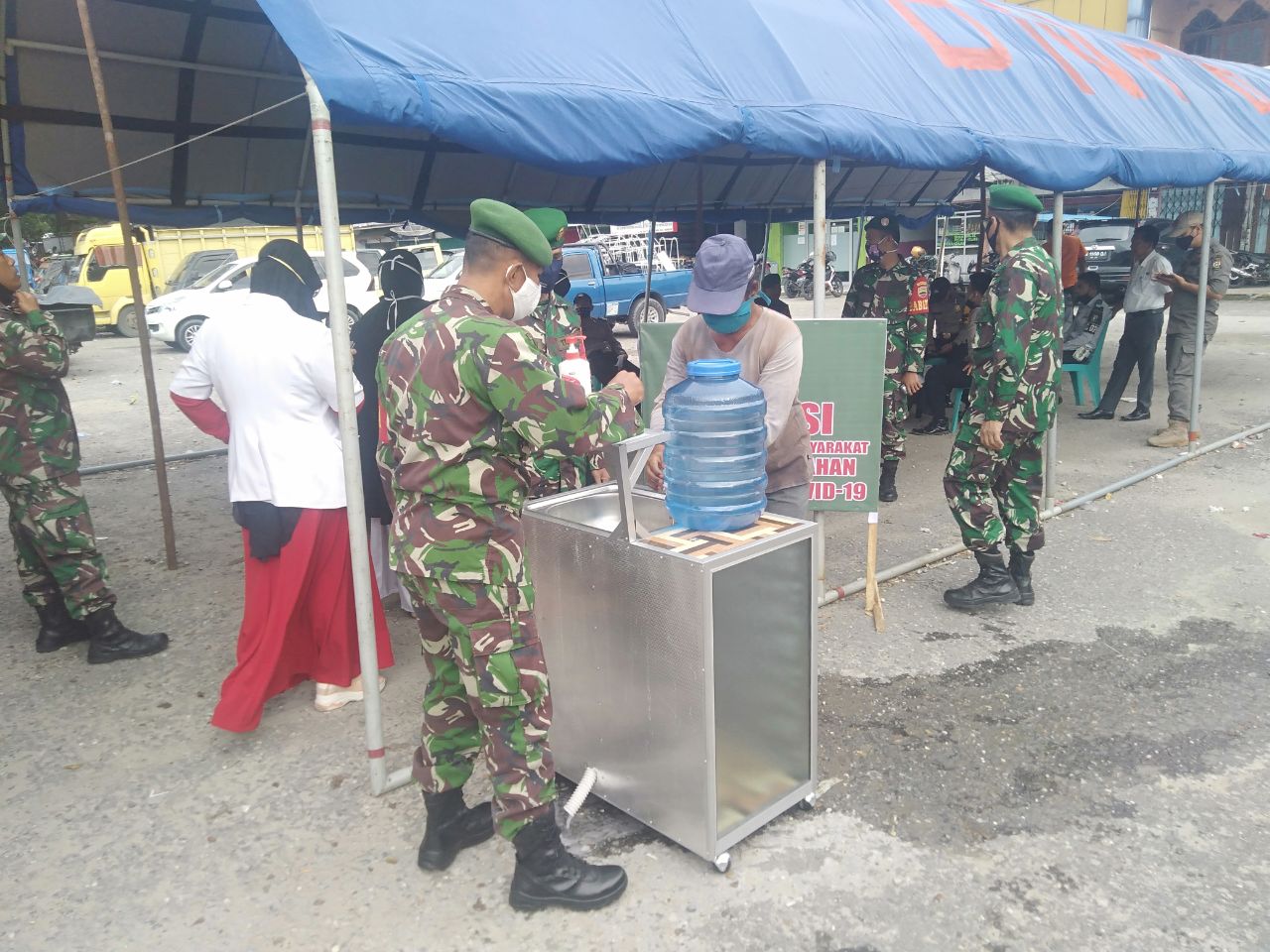 Disiplinkan Masyarakat, Babinsa Koramil 07/Kampar Berikan Himbauan Prokes Di Pasar Tradisional