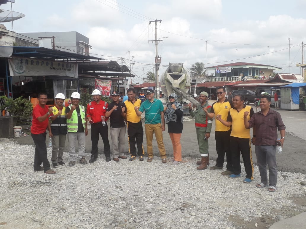 PT HKI & Hakaston Berikan Bantuan Semenisiai Tempat Parkir Kendaraan Di Pasar Atas Minas