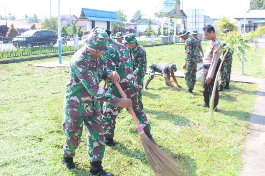 Sambut HUT Ke-64 Korem 031/Wirabima Kodim 0314/Inhil Gelar Karya Bhakti Pembersihan Taman Makam Pahlawan