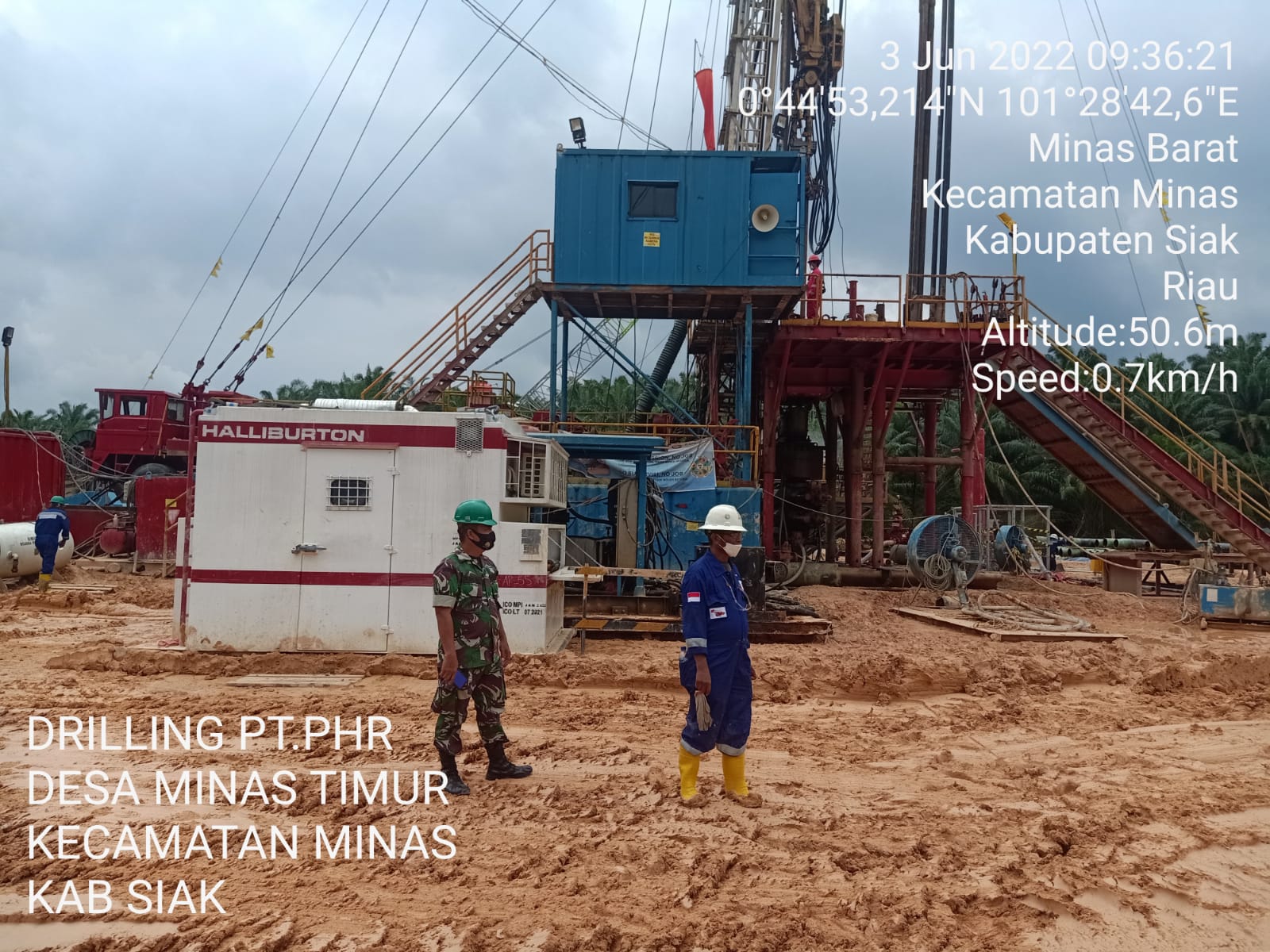 Sertu Ardhi Syam & Sertu Susiawan Giat Patroli Drilling di Area PT PHR Minas