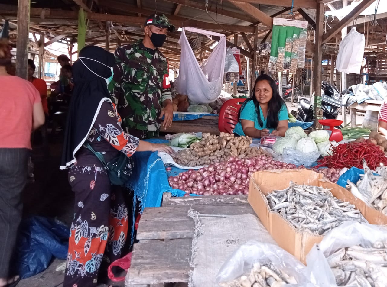 Antisipasi Penularan COVID-19, Serda Mayus Maruli Continue Gakplin Rutin di Pasar Tradisional Kecamatan Minas