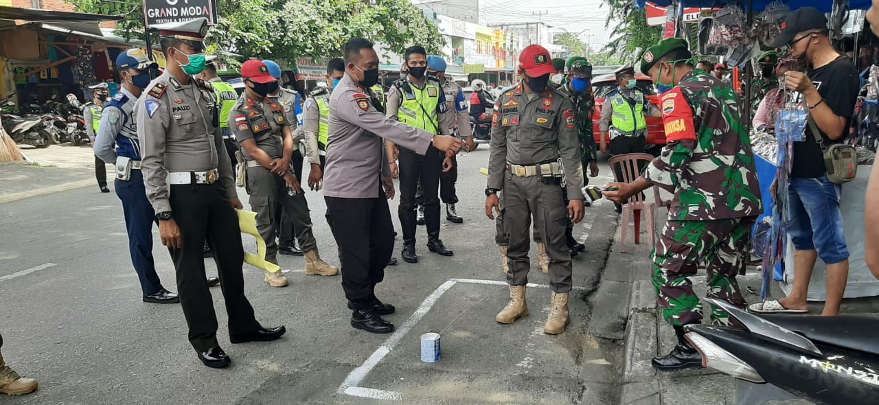 Polres kampar bersama TNI & Pemda Lakukan Rekayasa penertiban Pasar Ramadhan Cegah Covid- 19