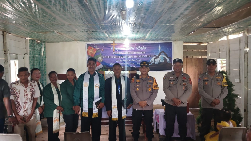 Kapolsek Kuala Kampar Bersama Babinsa Pastikan Keamanan Perayaan Natal di Gereja