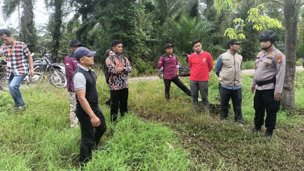 Kapolsek Sabak Auh dan Jajaran Melakukan Cooling Sistem ke Lokasi TPS yang Rawan Kena Banjir Untuk Memastikan Pemilu Berjalan dengan Lancar