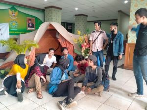 Sempat Ricuh!! Aksi  Mahasiswa Ngecamp Berhari-hari Dilantai 4, Rektor UIN Suska Riau Ngajak Dialog 