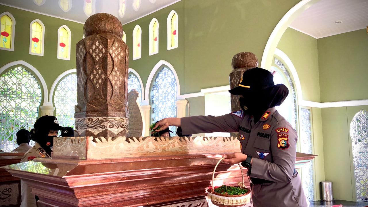 Wujud Penghormatan Pahlawan di Hari Jadi Ke 72, Polwan Polres Siak Ziarah ke Makam SSK II