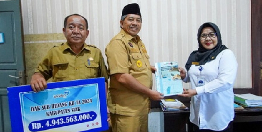 Terima DAK Bidang KB Dari Kepala BKKBN Riau, Ini Kata Bupati Siak Alfedri 