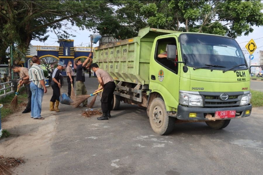 Peduli Lingkungan, Polres Inhu Motori Bersih Sampah Serentak di Rengat