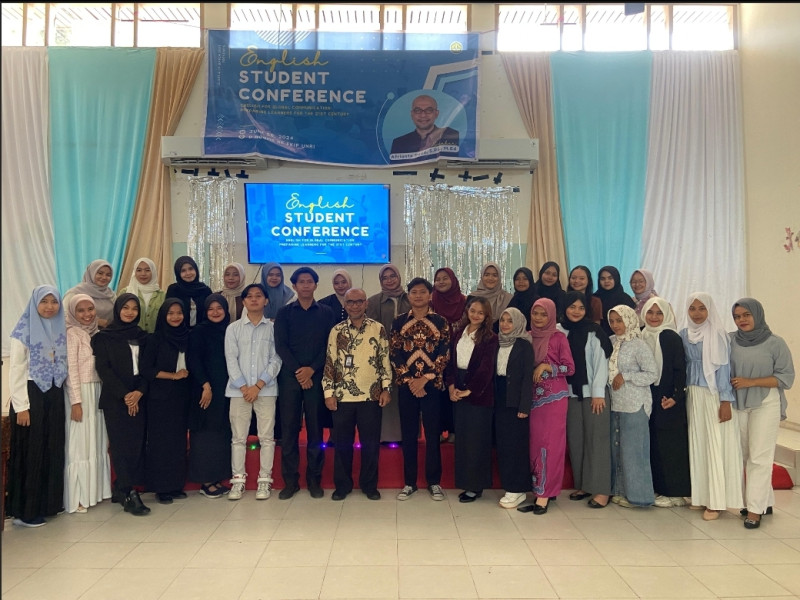 English Department Students Showcase Public Speaking Skills at the English Conference of Universitas Riau