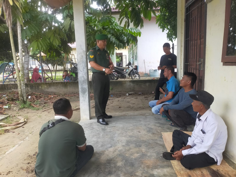 Babinsa Koramil Minas Serka Ardhi Lakukan Komsos Kesehatan di Kampung Olak