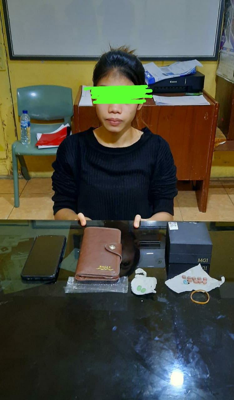 Aduh!!! Wanita Muda Ini Ditangkap Polsek Tualang Lantaran Mengedarkan Narkotika di Kos-kosannya