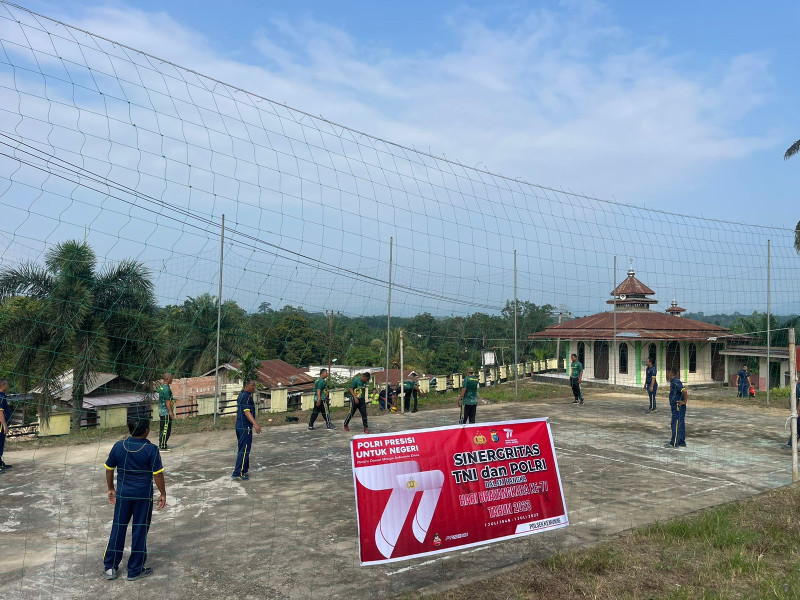Polsek Kemuning Polres Indragiri Hilir Wujudkan Sinergitas TNI - POLRI Dengan Olahraga Bersama Dalam Rangka HUT Bhayangkara Ke-77