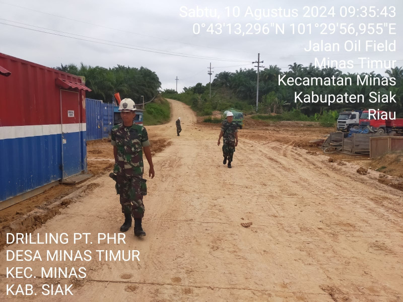 Pastikan OVN Aman Dari Gangguan, Serma M. Nasir dan Serka Ardhi Syam Patroli Rutin Disejumlah Titik Lokasi Drilling PT PHR Minas
