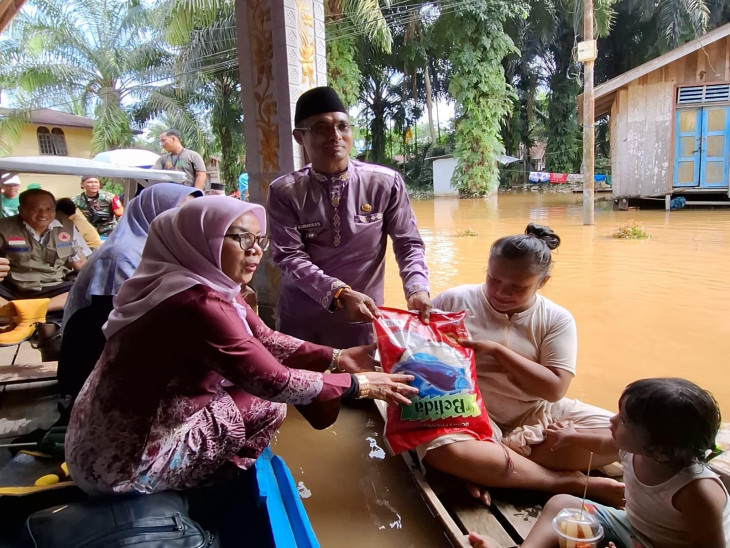 Naik Sampan, Wakil Bupati Kampar Dr. Misharti Temui Warga Serahkan Bantuan untuk Warga Terdampak Banjir di Desa Buluhcina