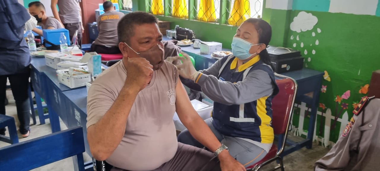 Kapolsek Minas dan Personil Lakukan Vaksinasi Tahap 3 di Kecamatan Tualang