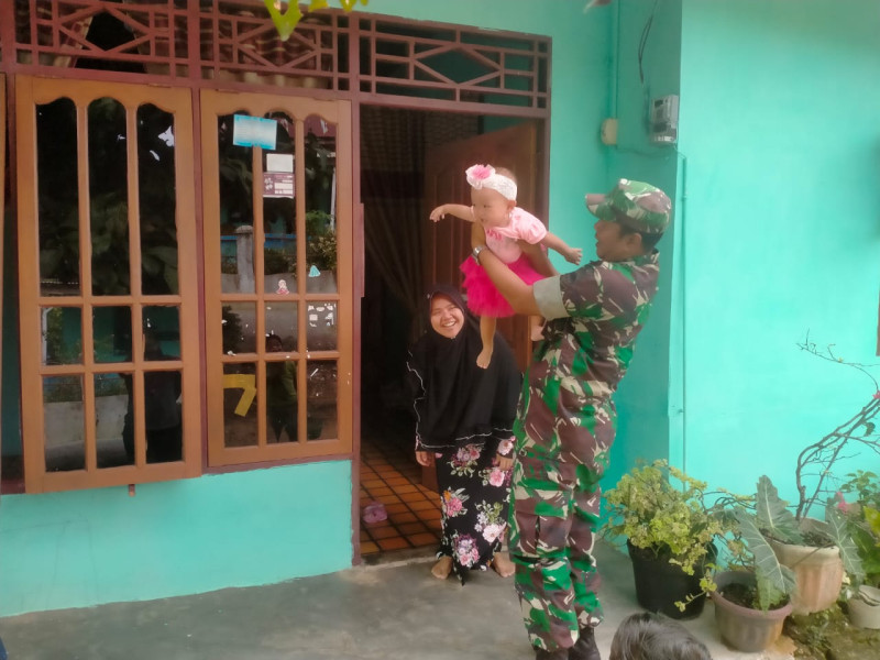 Serma Edy.S Sambangi Kediaman Warga Binaan di Kampung Tasik Seminai Lakukan Pengecekan Anak Stunting