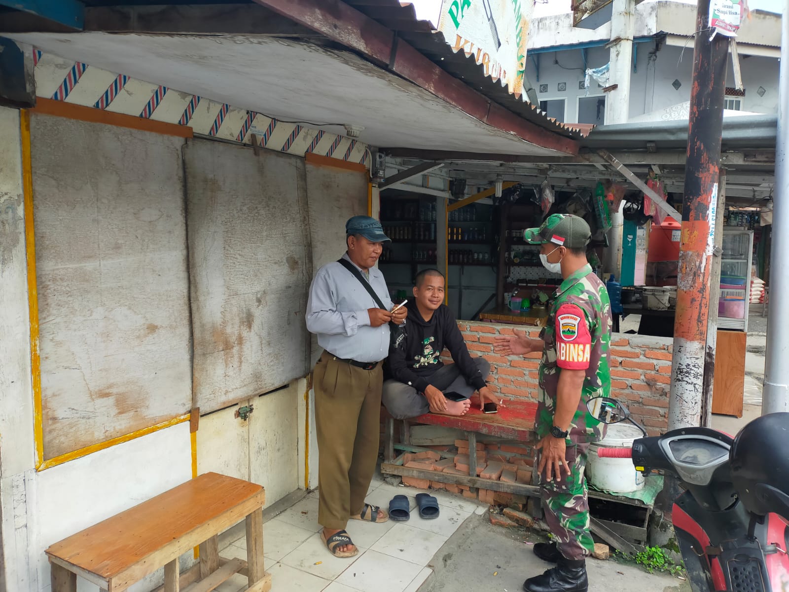 Putus Mata Rantai Covid-19, Anggota Koramil 03/Minas Sosialisasi Prokes kepada Masyarakat di Pasar