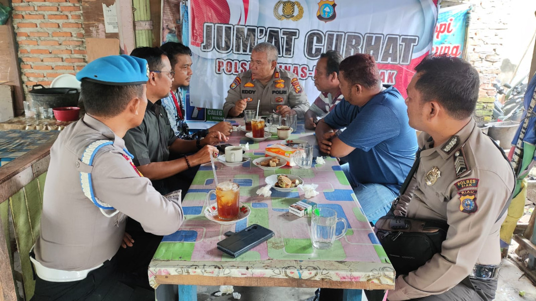 Jum'at Curhat Kali Ini Polsek Minas Sambangi Warga Yang Berkumpul Disalah Satu Warung di Kelurahan Minas Jaya