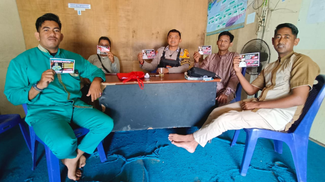 Door To Door Bhabinkamtibmas, Jadikan Stiker Untuk Kampanye Anti Golput