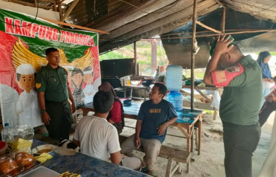 Serma Muhajir Babinsa Koramil 03/Minas Lakukan Komsos Nilai-nilai Pancasila Bagi Warga Binaannya
