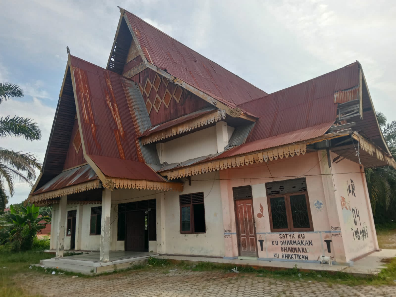 Aula Kecamatan Tualang Jorok & Rusak Parah, Bersebelahan Dengan Rumah Dinas Camat Tualang