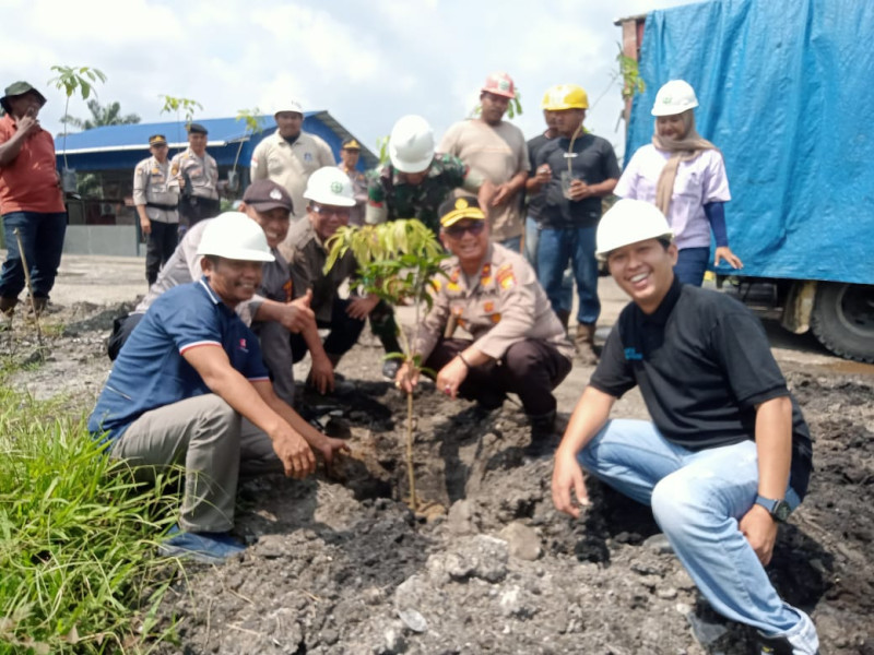 Peringati Hari Buruh Sedunia, Polsek Kandis dan Dua Perusahaan Gelar Aksi Penanaman Pohon