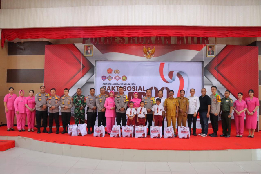 Peringati 33 Tahun Mengabdi untuk Negeri, Wakapolda Riau & Rombongan Gelar Bakti Sosial di Polres Rohil