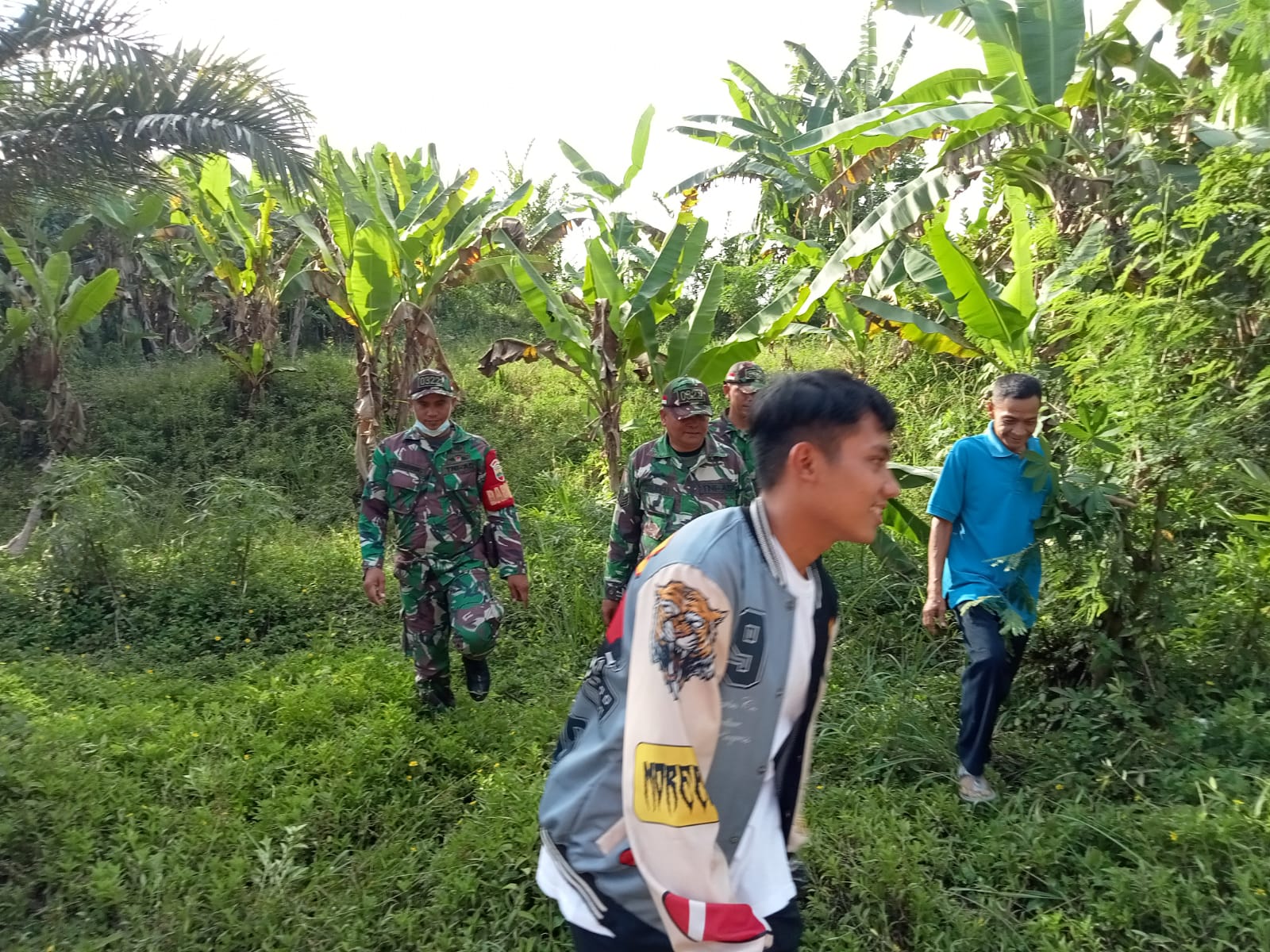 Cegah Terjadinya Karhutla, Serma Benriyadi Bersama Masyarakat Sekitar Kampung Minas Timur Lakukan Patroli dan Pengecekan Kanal