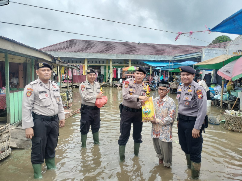 Sat Samapta Polres Inhu Patroli, Silahtuhrahmi dan Salurkan Bantuan di 2 Lokasi Banjir