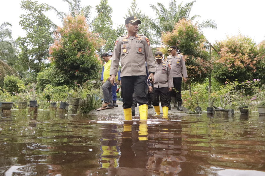 Kapolres Siak Monitoring Ratusan Keluarga Terdampak Banjir Di Benteng Hilir