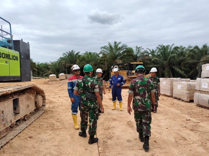 Antisipasi Gangguan OVN di PT PHR Minas, Serma Muhajir dan Serka Alif N Giat Patroli Lokasi Drilling 