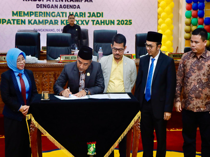 DPRD Umumkan Bupati Dan Wakil Bupati Kampar Terpilih Pasca Penetapan Oleh KPU,Lalui Sidang Paripurna
