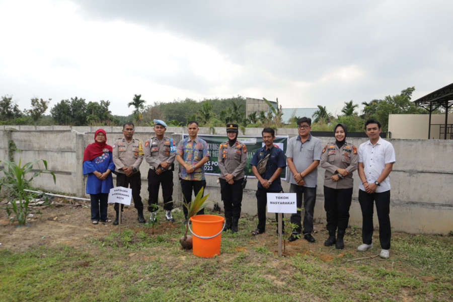 Hari Jadi Humas Polri ke -72, Humas Polres Kampar Tanam puluhan Pohon